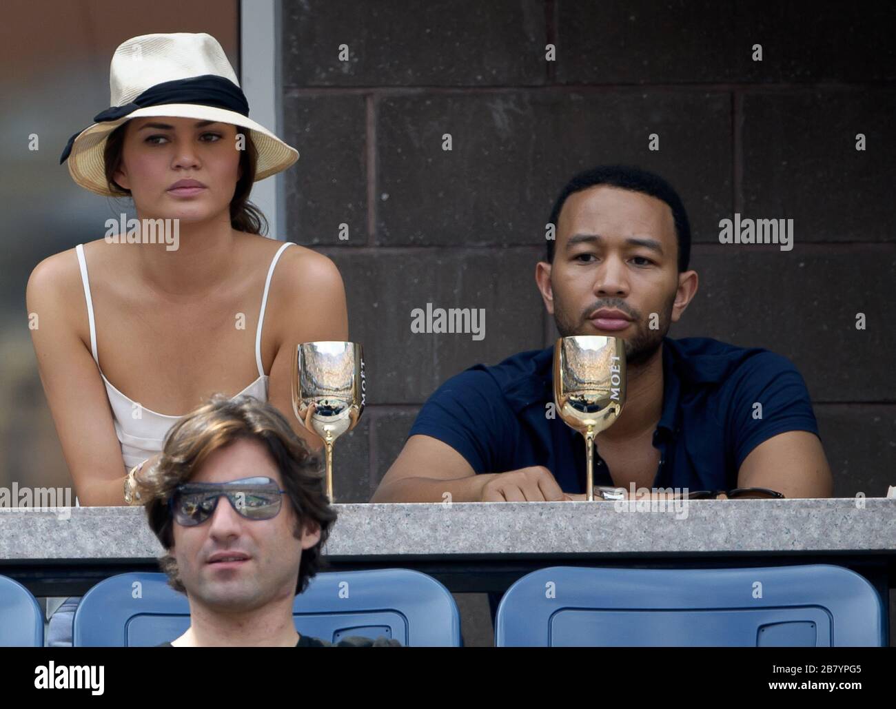 Flushing, Vereinigte Staaten Von Amerika. September 2012. NEW YORK, New York - 02. SEPTEMBER: Model Chrissy Teigen (TOP C), Sänger John Legend (TOP R), Und Sänger Josh Groban (Bottom L) besuchen die Moet & Chandon Suite am 7. Tag der US Open 2012 im USTA Billie Jean King National Tennis Center am 2. September 2012 im Flushing-Viertel des Queens Borough von New York City. Leute: Chrissy Teigen John Legend Credit: Storms Media Group/Alamy Live News Stockfoto