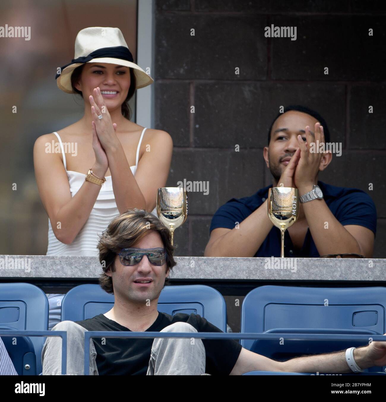 Flushing, Vereinigte Staaten Von Amerika. September 2012. NEW YORK, New York - 02. SEPTEMBER: Model Chrissy Teigen (TOP C), Sänger John Legend (TOP R), Und Sänger Josh Groban (Bottom L) besuchen die Moet & Chandon Suite am 7. Tag der US Open 2012 im USTA Billie Jean King National Tennis Center am 2. September 2012 im Flushing-Viertel des Queens Borough von New York City. Leute: Chrissy Teigen John Legend Credit: Storms Media Group/Alamy Live News Stockfoto