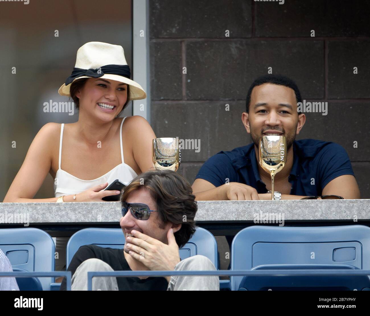 Flushing, Vereinigte Staaten Von Amerika. September 2012. NEW YORK, New York - 02. SEPTEMBER: Model Chrissy Teigen (TOP C), Sänger John Legend (TOP R), Und Sänger Josh Groban (Bottom L) besuchen die Moet & Chandon Suite am 7. Tag der US Open 2012 im USTA Billie Jean King National Tennis Center am 2. September 2012 im Flushing-Viertel des Queens Borough von New York City. Leute: Chrissy Teigen John Legend Credit: Storms Media Group/Alamy Live News Stockfoto