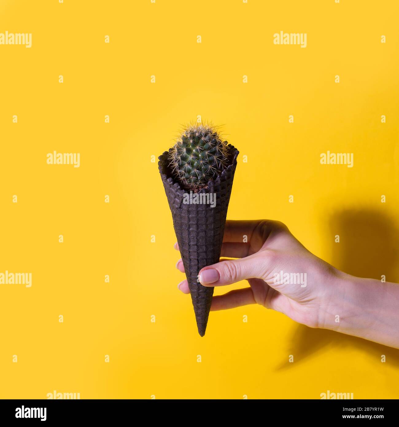 Zeitgenössische Kunst Collage. Concept Cactus Eis auf hellgelbem Hintergrund. Minimales Banner für die Sommersaison, Kopierbereich, Diet Depilate Hair Remove cr Stockfoto
