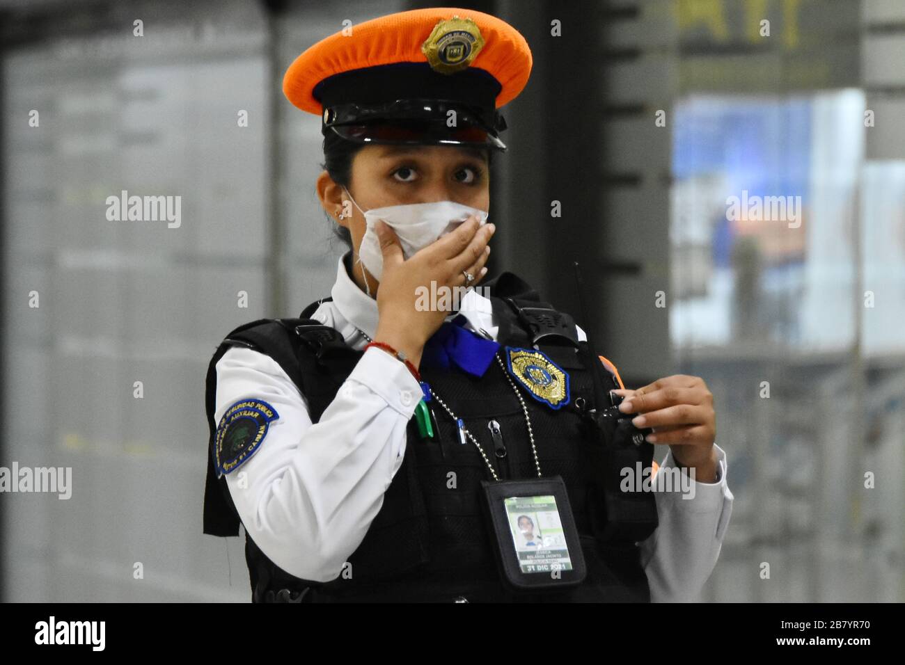 Mexiko-Stadt, Mexiko. März 2020. MEXIKO-STADT, MEXIKO - 18. MÄRZ: Eine Polizei trägt eine Maske als Vorsichtsmaßnahme gegen die Ausbreitung des neuen Coronavirus (COVID-19) auf dem Internationalen Flughafen von Mexiko am 18. März 2020 in Mexiko-Stadt, Mexiko (Foto von Eyepix Group/Pacific Press) Kredit: Pacific Press Agency/Alamy Live News Stockfoto