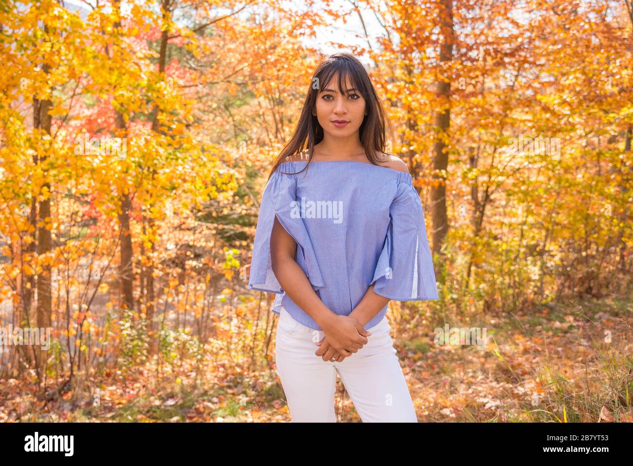 Frau, die die schönen Herbstfarben am Kancamagus Highway in New Hampshire USA genießt Stockfoto