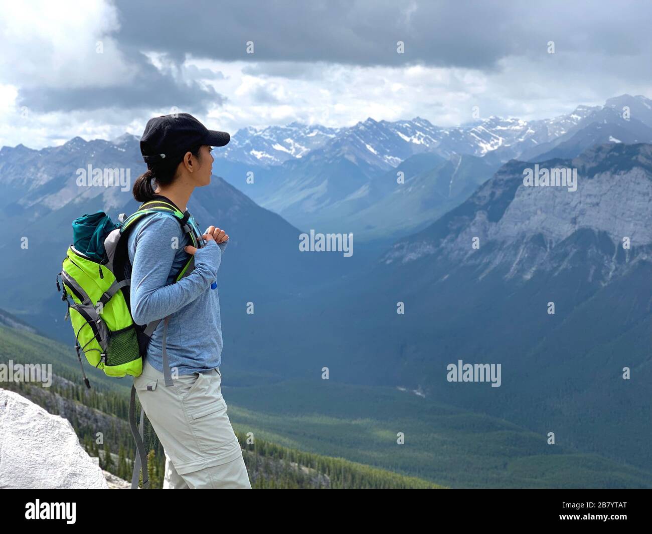 Frau, die durch die kanadischen Rockies am Mount Rundle im Banff National Park in Alberta Kanada wandert Stockfoto