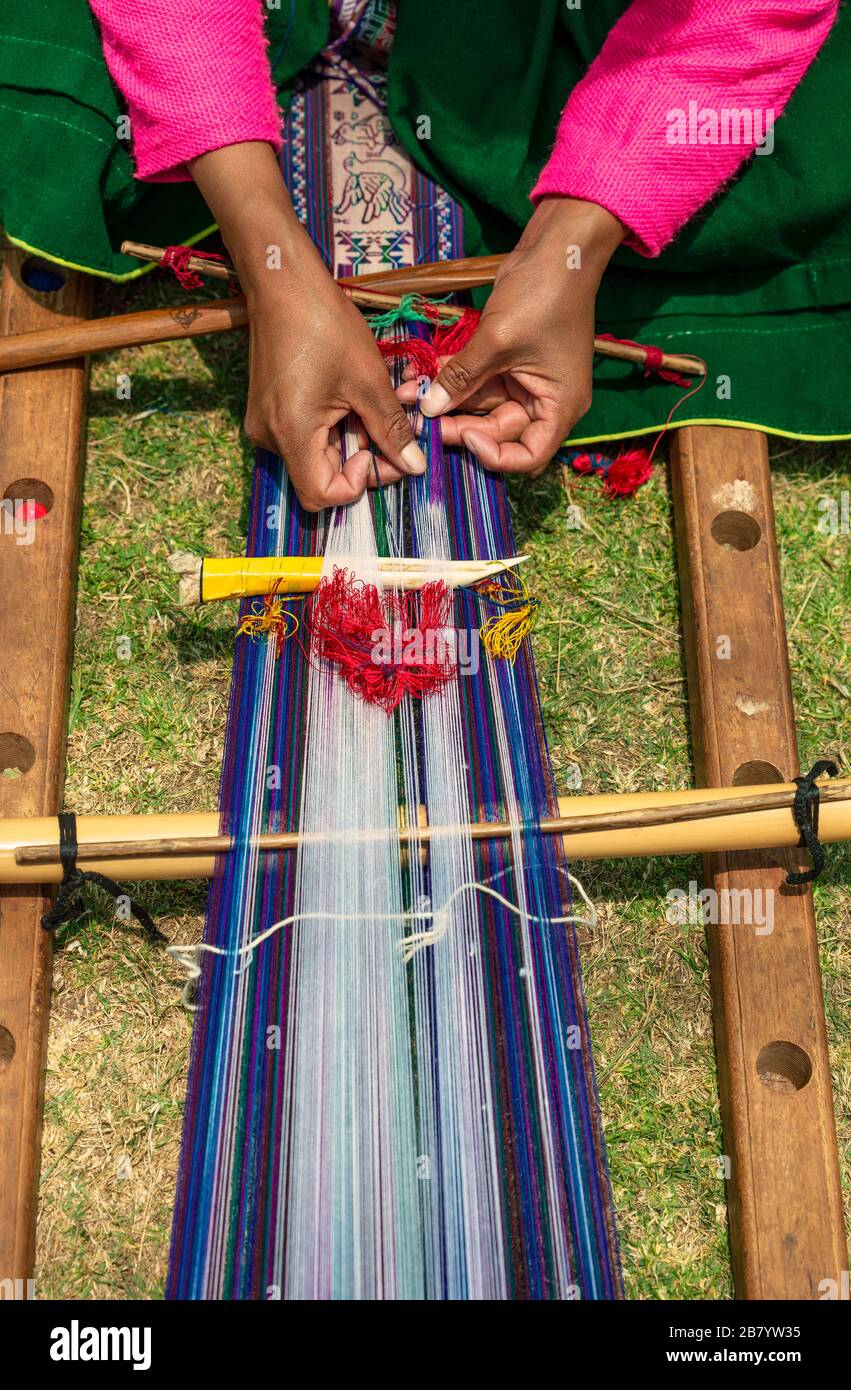 Eine Frau, die ein handgefertigtes traditionelles Anden-Textil in der Stadt Cusco, Peru, webt. Stockfoto