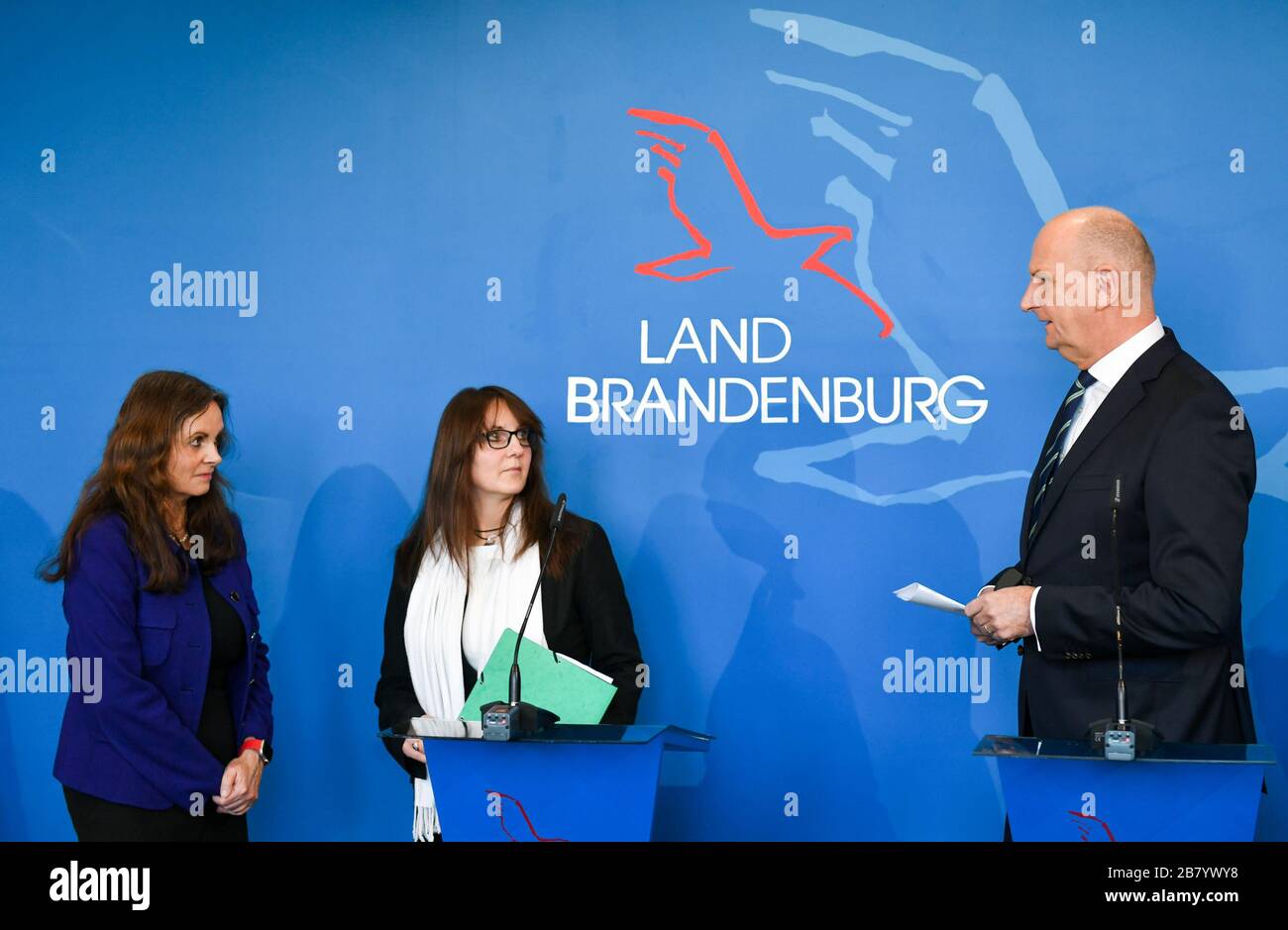 Potsdam, Deutschland. März 2020. Dietmar Woidke (SPD, r-l), Ministerpräsidentin von Brandenburg, Katrin lange (SPD), Bundesfinanzministerin von Brandenburg, und Susanne Hoffmann (CDU), Justizministerin von Brandenburg, präsentieren auf einer Pressekonferenz nach der Brandenburger Kabinettssitzung eine Regelung zur Eindämmung der Corona-Pandemie. Kredit: Jens Kalaene / dpa-Zentralbild / dpa / Alamy Live News Stockfoto