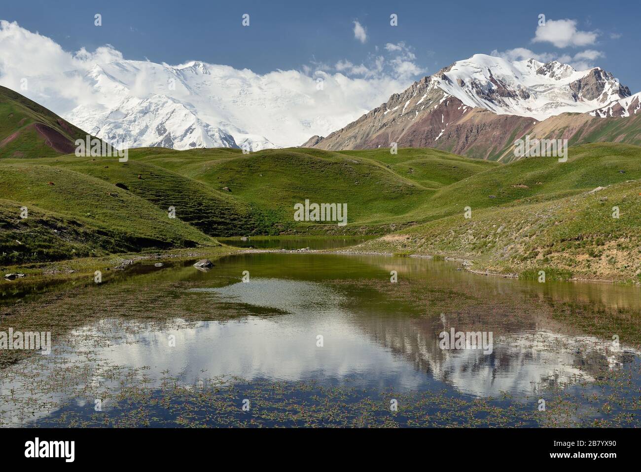 Die schönen Pamir-Berge, Trekkking Destination. Betrachten Sie die Reflexion auf dem Lenin-Gipfel, Kirgisistan, Zentralasien. Stockfoto