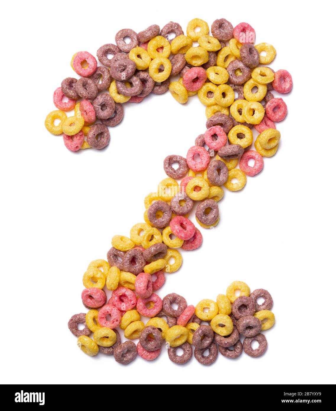 Arabische Ziffer "2" des englischen Alphabets aus rosafarbenen Flocken auf einem weiß isolierten Hintergrund. Lebensmittelmuster aus süßem Frühstücksflocken. Stockfoto
