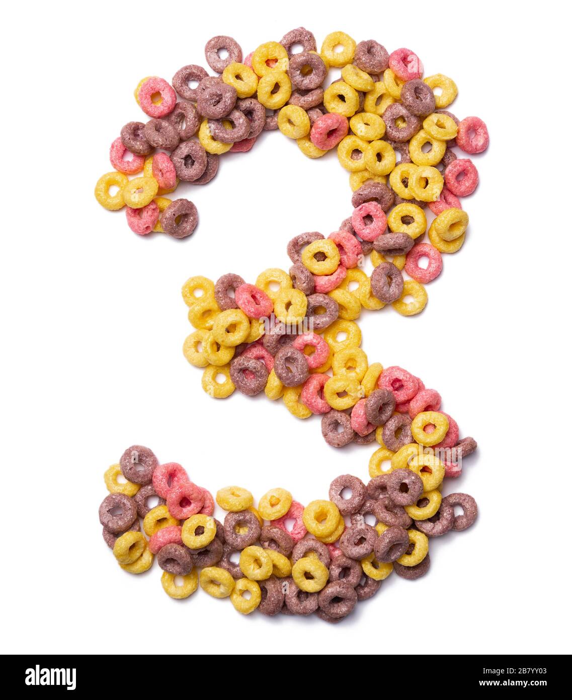 Arabische Ziffer "3" des englischen Alphabets aus rosafarbenen Flocken auf einem weiß isolierten Hintergrund. Lebensmittelmuster aus süßem Frühstücksflocken. Stockfoto