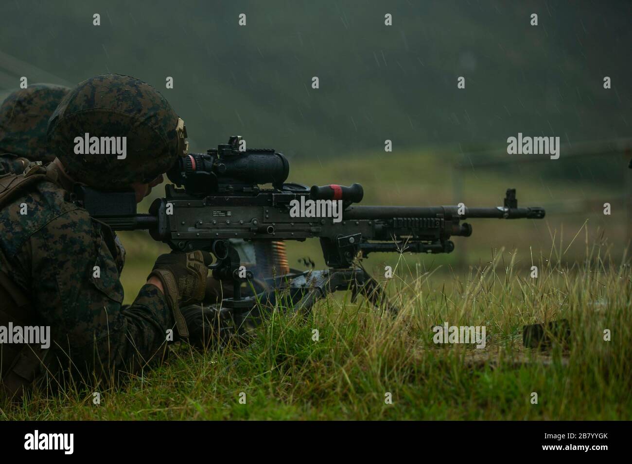 Eine US-Marine mit Bravo Company, 1st Battalion, 3rd Marine Regiment, feuert während einer Angriffsübung auf der Marine Corps Base auf Hawaii am 17. März 2020 eine M240-B-Maschinenpistole im Unterbereich. Bravo Company führte die Übung durch, um Kampfbereitschaft und Gefechtsfertigkeit aufrechtzuerhalten. (USA Foto des Marine Corps von Lance CPL. Jacob Wilson) Stockfoto