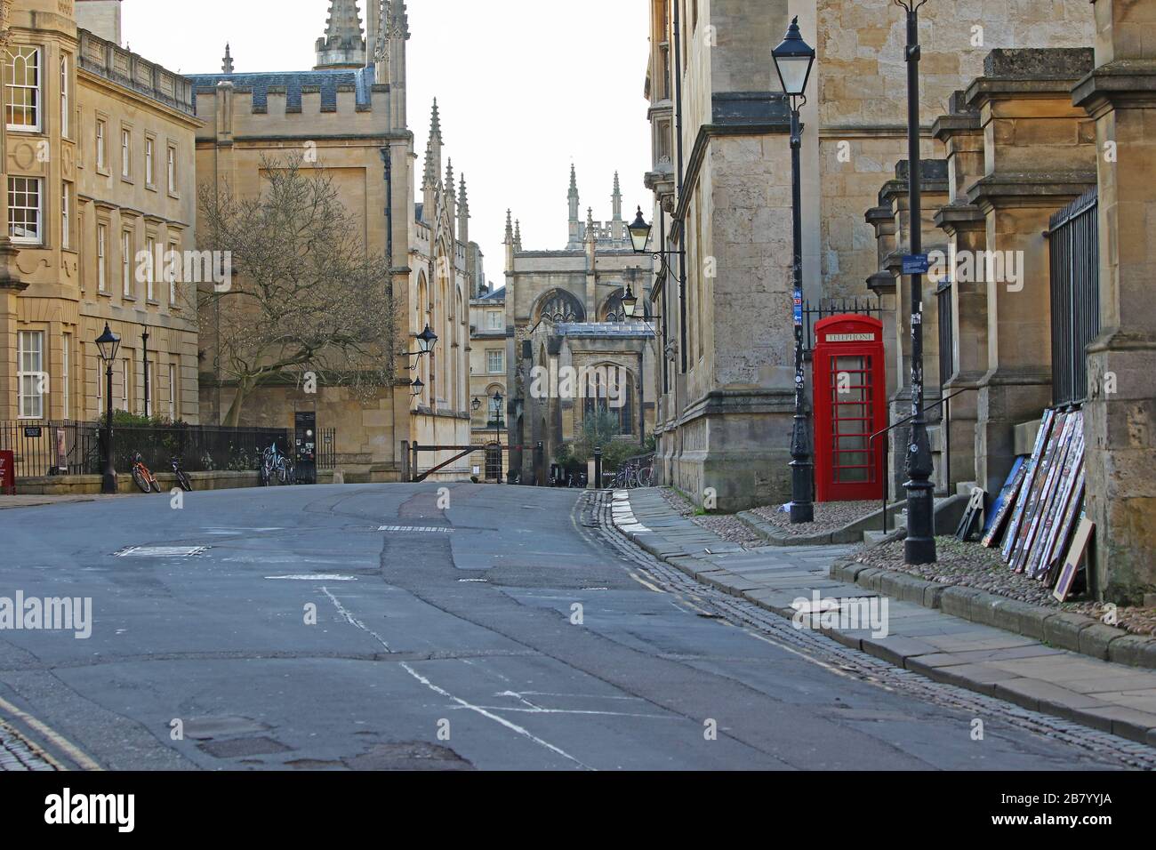Die desertierte Catte Street in Oxford rief mit dem Hertford College links und dem Eingang zum Sheldonian Theatre rechts zur Radcliffe Camera Stockfoto
