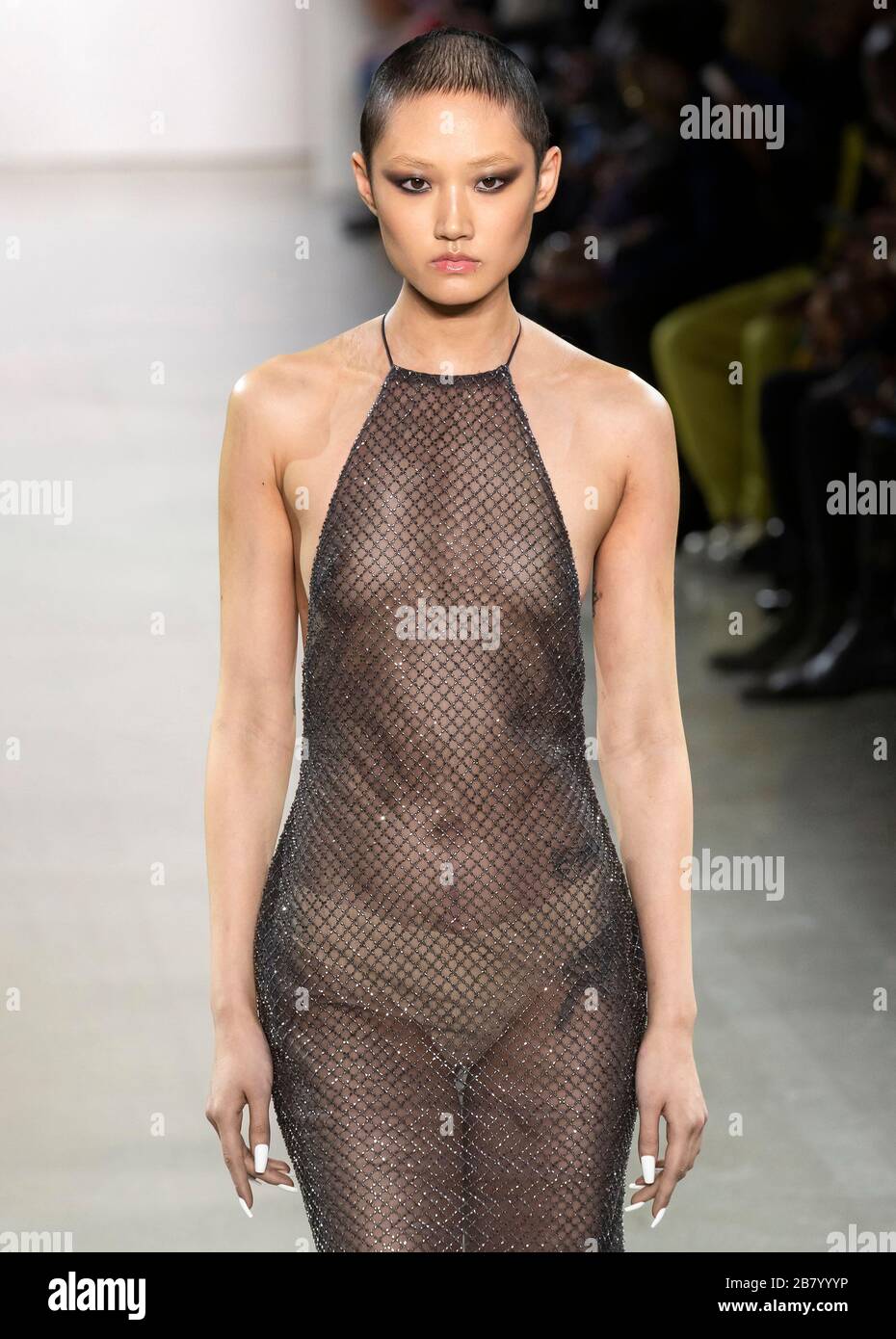 New York, New York - 08. Februar 2020: Ash Foo läuft auf der LaQuan Smith Fall Winter 2020 Fashion Show auf der Startbahn Stockfoto
