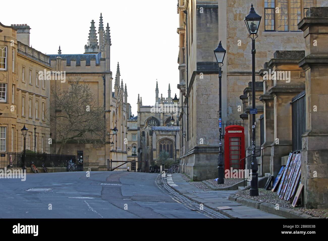 Die desertierte Catte Street in Oxford rief mit dem Hertford College links und dem Eingang zum Sheldonian Theatre rechts zur Radcliffe Camera Stockfoto