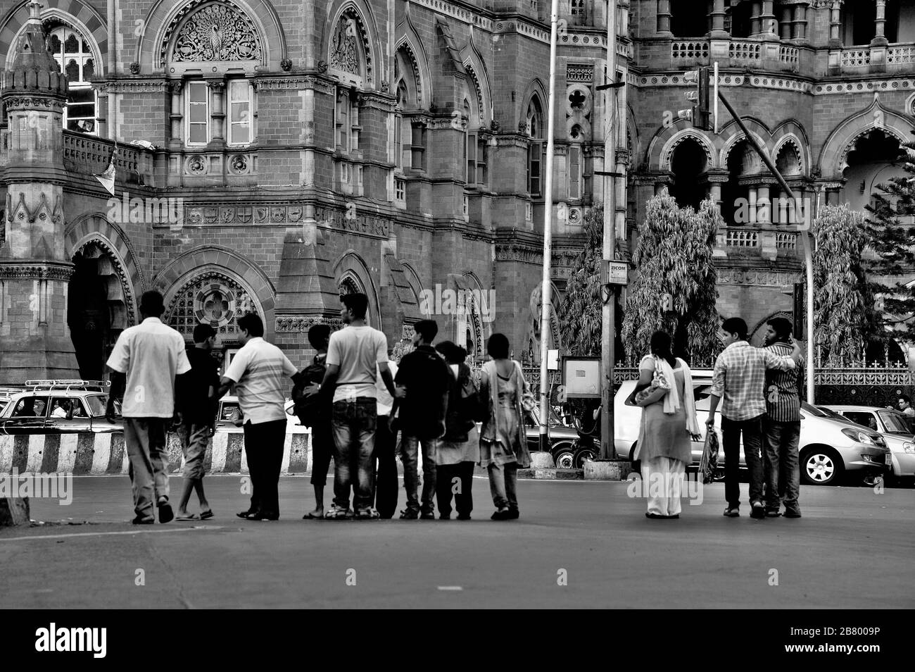 Menschen, die die Straße überqueren, Victoria Terminus VT, Chhatrapati Shivaji Maharaj Terminus CST, UNESCO-Weltkulturerbe, Bori Bunder, Bombay, Mumbai, Indien Stockfoto