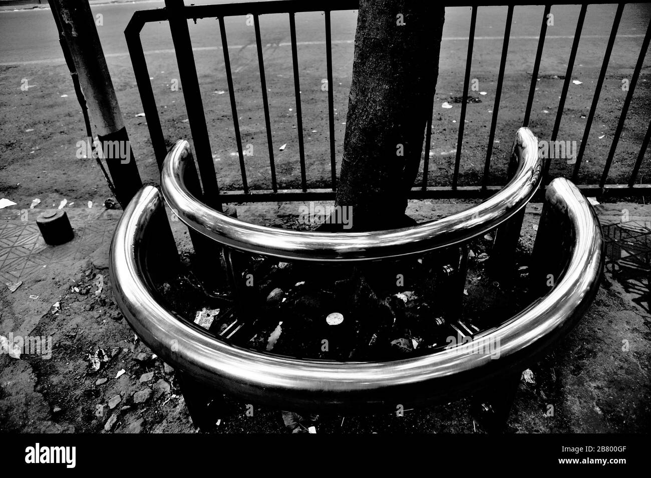 Metall-Edelstahlrohrbank zum Sitzen, Art Plaza, Kala Ghoda, Fort, Bombay, Mumbai, Maharashtra, Indien, Asien Stockfoto