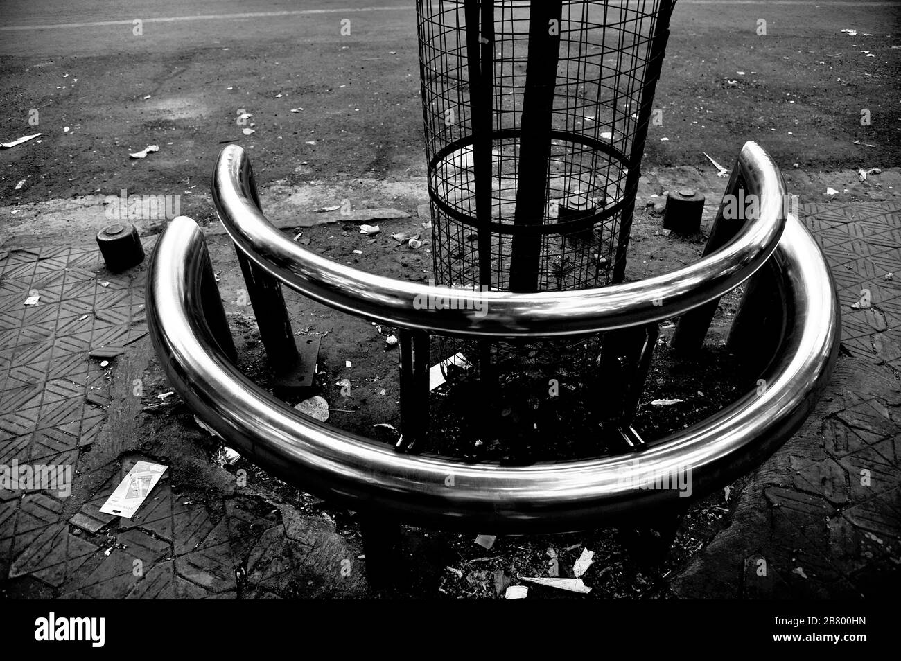 Metall-Edelstahlrohrbank zum Sitzen, Art Plaza, Kala Ghoda, Fort, Bombay, Mumbai, Maharashtra, Indien, Asien Stockfoto