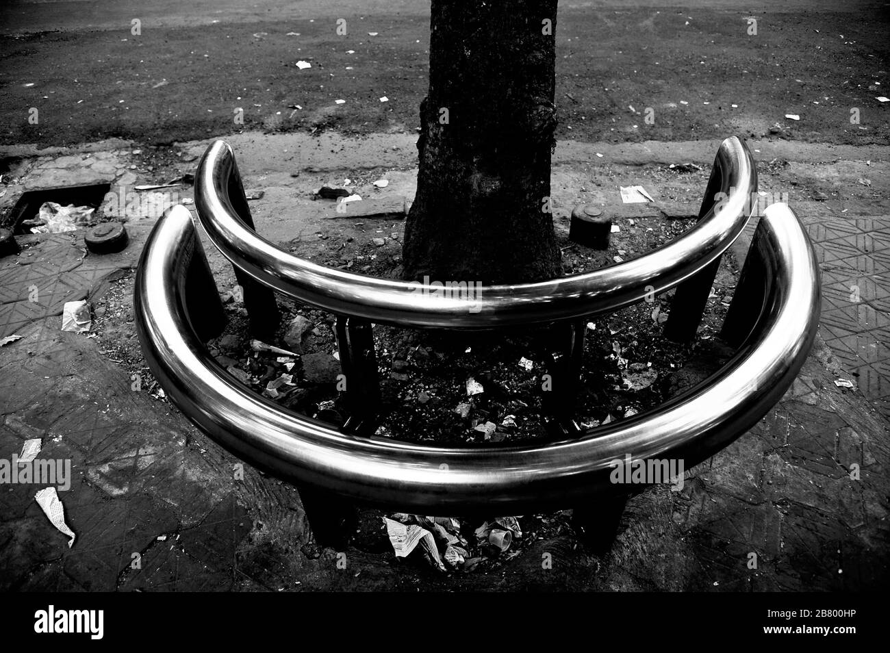 Metall-Edelstahlrohrbank zum Sitzen, Art Plaza, Kala Ghoda, Fort, Bombay, Mumbai, Maharashtra, Indien, Asien Stockfoto