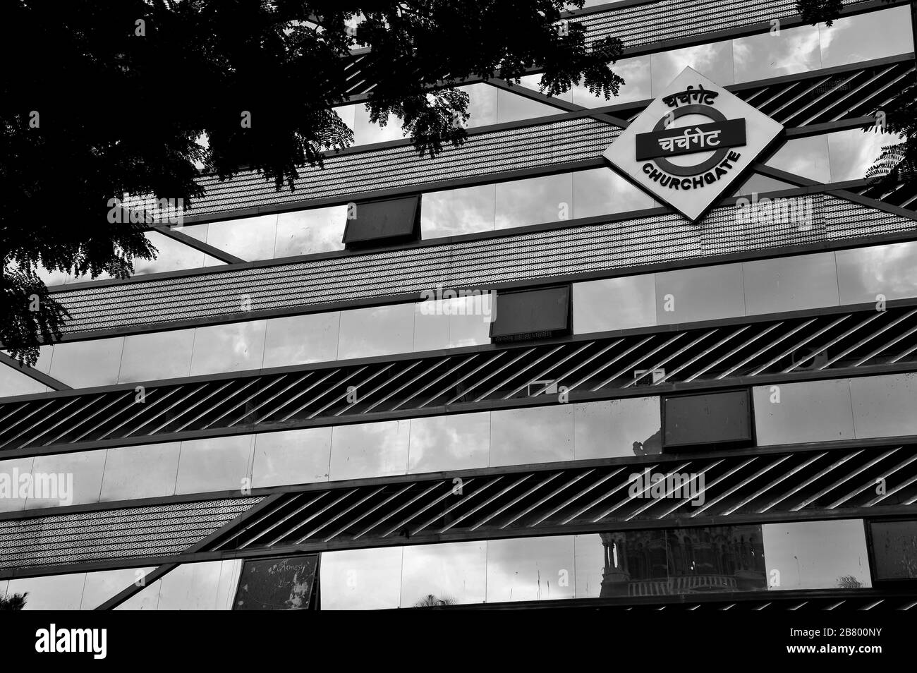 Hinweisschild zum Bahnhof Churchgate, Bombay, Mumbai, Maharashtra, Indien, Asien Stockfoto