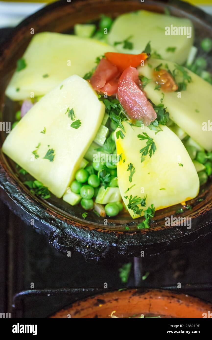 Kartoffel, Karotte, Tomate, Erbsen Gemüse Tajine, Marokko Stockfoto