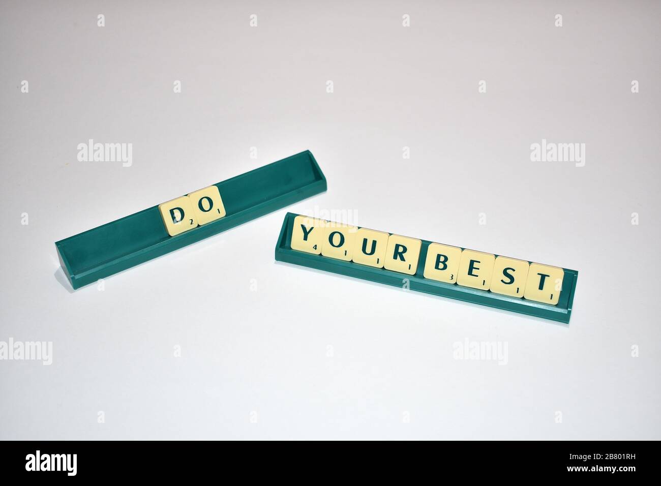Scrabble Fliesen machen Sie Ihr Bestes. Motivationszitat Scrabble blockiert Briefe Grauer Hintergrund Lebenszitat induzieren Alphabet. Stockfoto