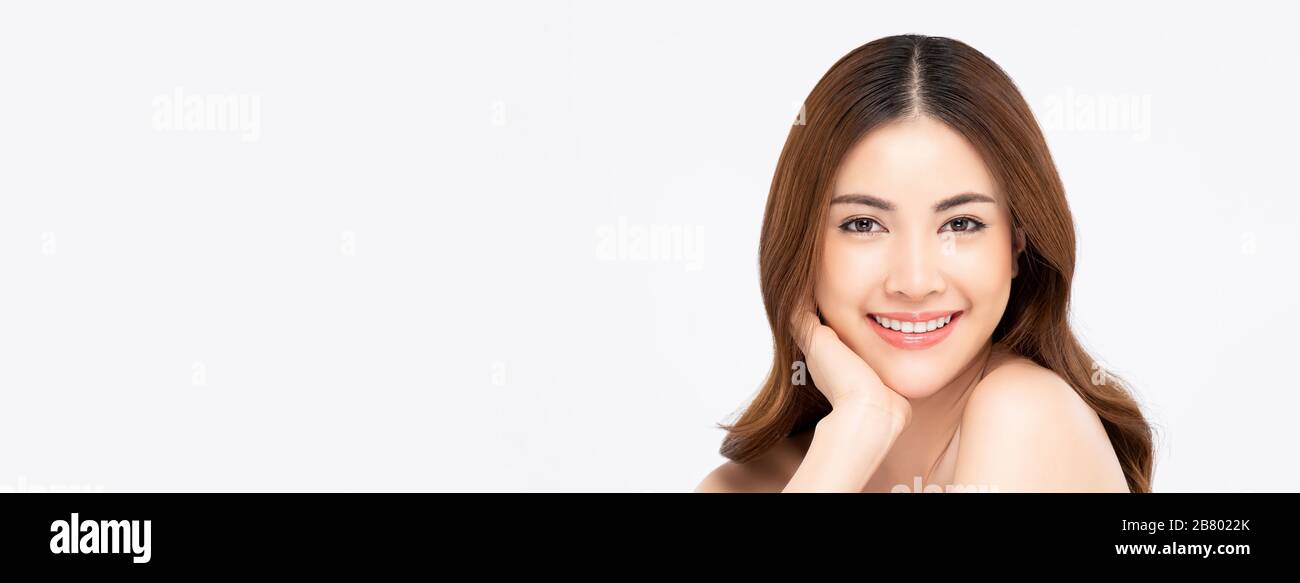 Jugendliche lächelnde Asianerin isoliert auf weißem Bannerhintergrund für Schönheits- und Hautpflegekonzepte Stockfoto