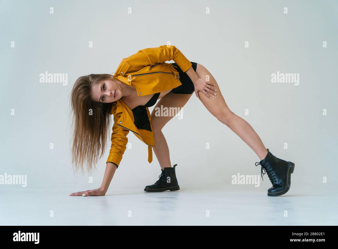 Junges faires Mädchen mit langen, fliegenden Haaren im Studio, Weitwinkelobjektiv und Blick auf die Kamera. Stockfoto