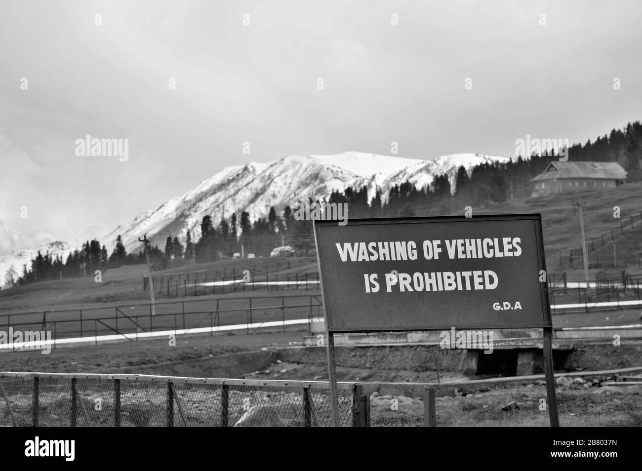 Lustige Zeichen, Waschen von Fahrzeugen verboten, Gulmarg, Baramulla, Kaschmir, Jammu und Kashmir, Indien, Asien Stockfoto