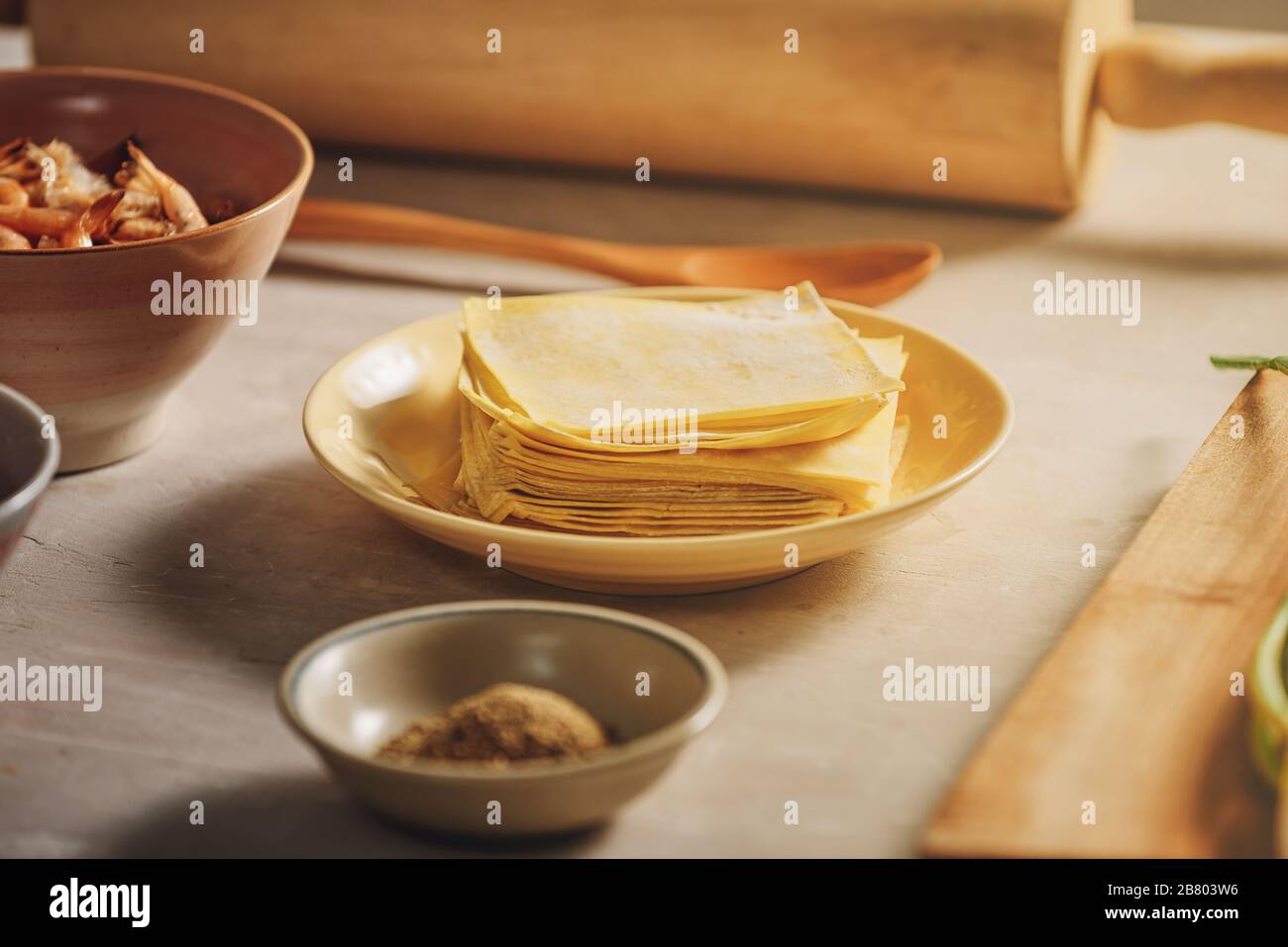 Hong Kong Stil Wan-tan Zutaten: Garnelen, Schweinefleisch und Wan-Tan-Wrapper in Küche Stockfoto