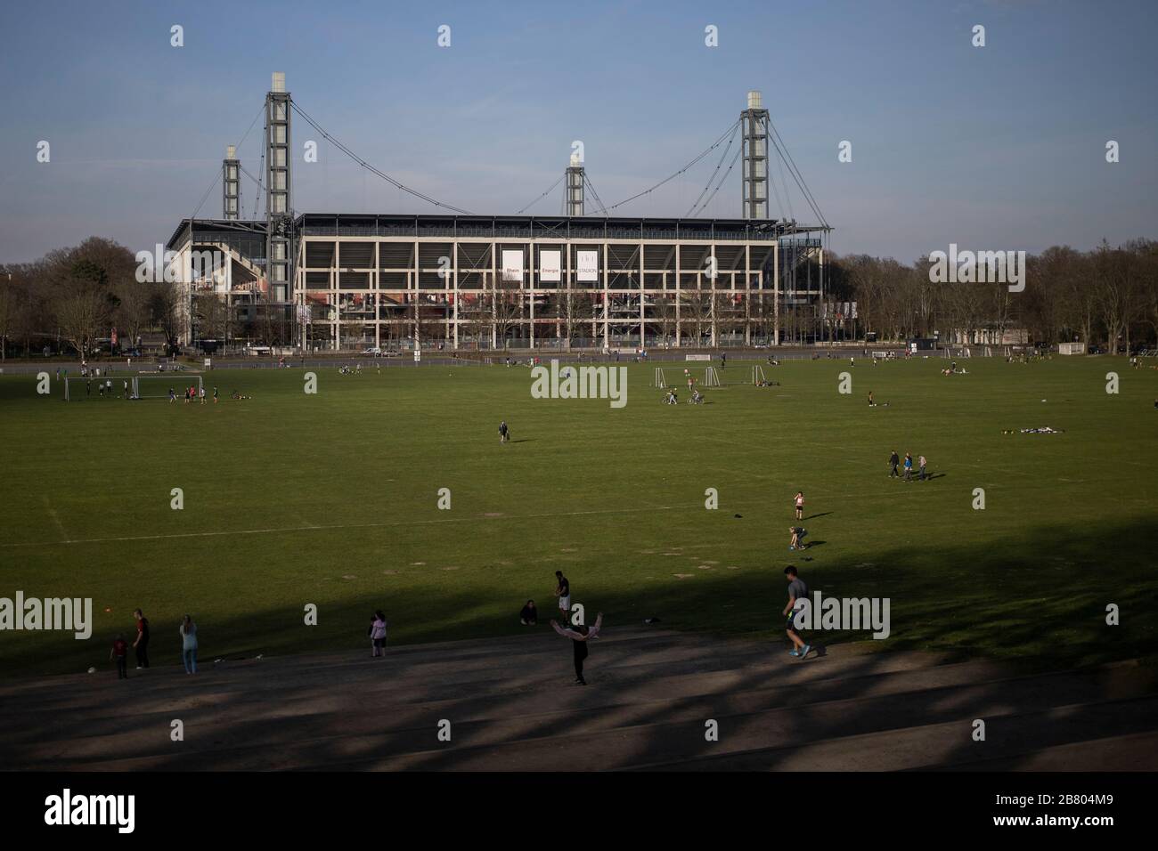 Köln, 18.03.2020: Geschlossenes Stadion wegen Coronavirus Aber die Leute machen Sport vor dem Stadion. Stockfoto