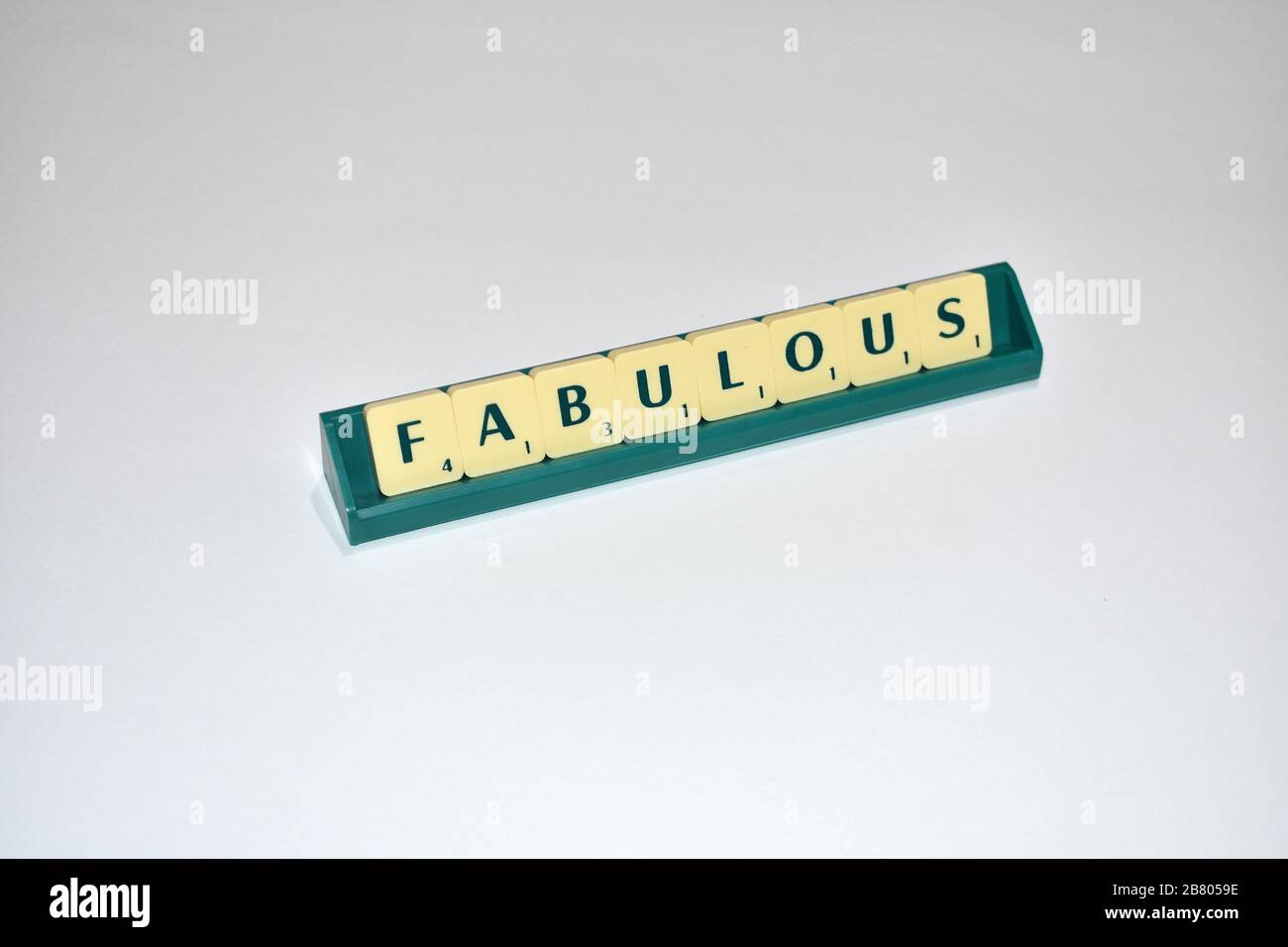 Scrabble Fliesen sind fabelhaft. Motivationszitat Scrabble blockiert Briefe Grauer Hintergrund Lebenszitat induzieren Alphabet. Stockfoto