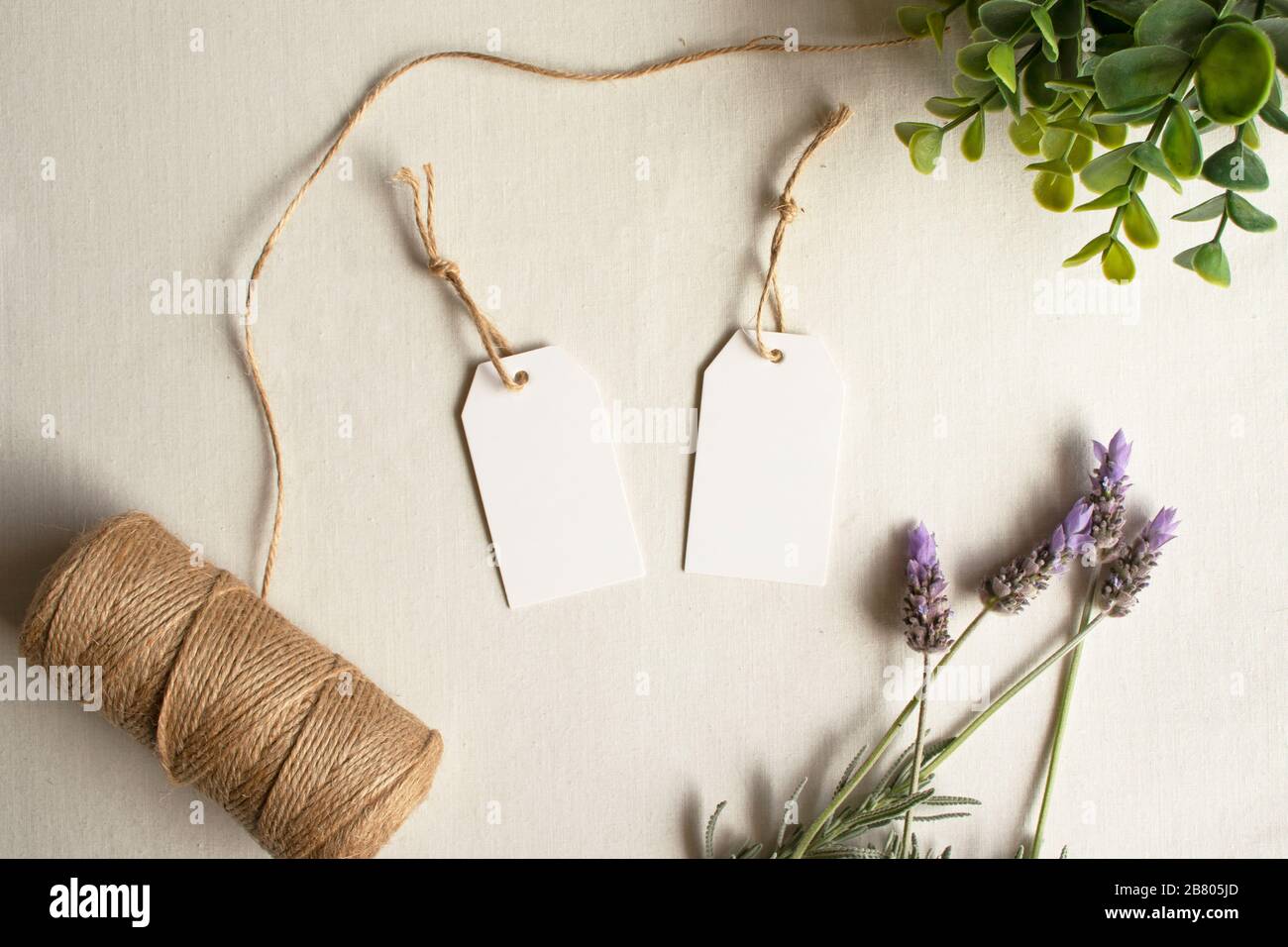 Leerer Geschenkanhänger - zwei weiße Geburtstagsketten für die Hochzeit mit Lavendel und Garn Stockfoto