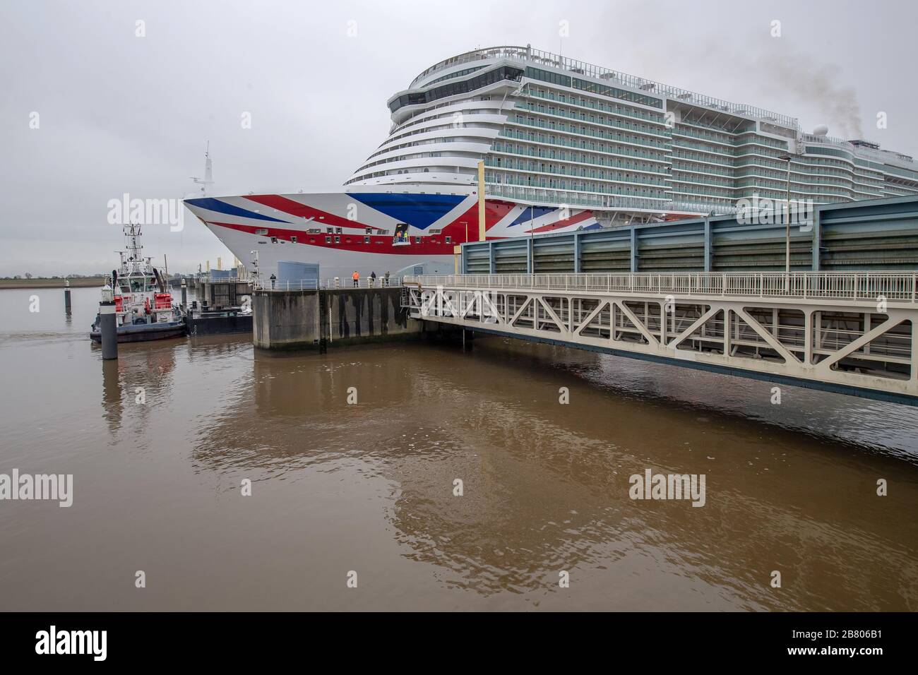 Moormerland, Deutschland. März 2020. Das neue Kreuzfahrtschiff "Iona" passiert die EMS-Sperre. Die "Iona" mit 184.700 GT ist das größte Schiff, das jemals von Meyer an der EMS gebaut wurde. Kredit: Sina Schuldt / dpa / Alamy Live News Stockfoto