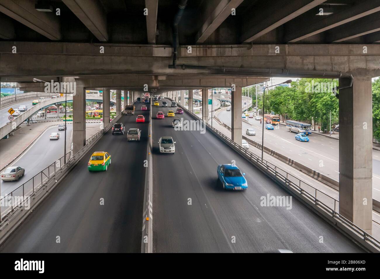 Ein kompliziertes Autobahnkreuz für die Stadtkommunikation in der thailändischen Metropole Bangkok Stockfoto