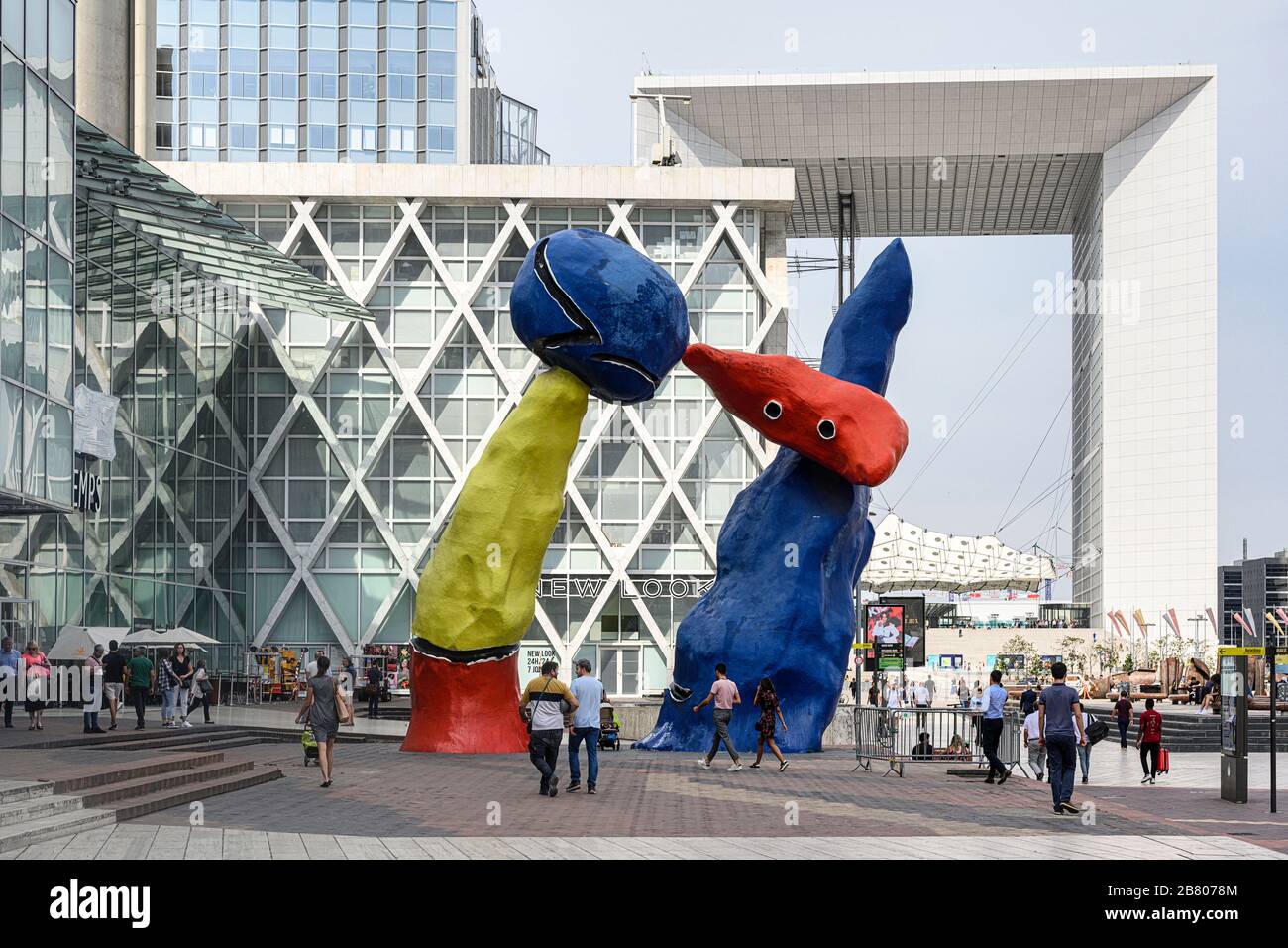 Die Deux Personnages Fantastiques von Joan Miro im Geschäftsviertel la Défense, Paris Stockfoto