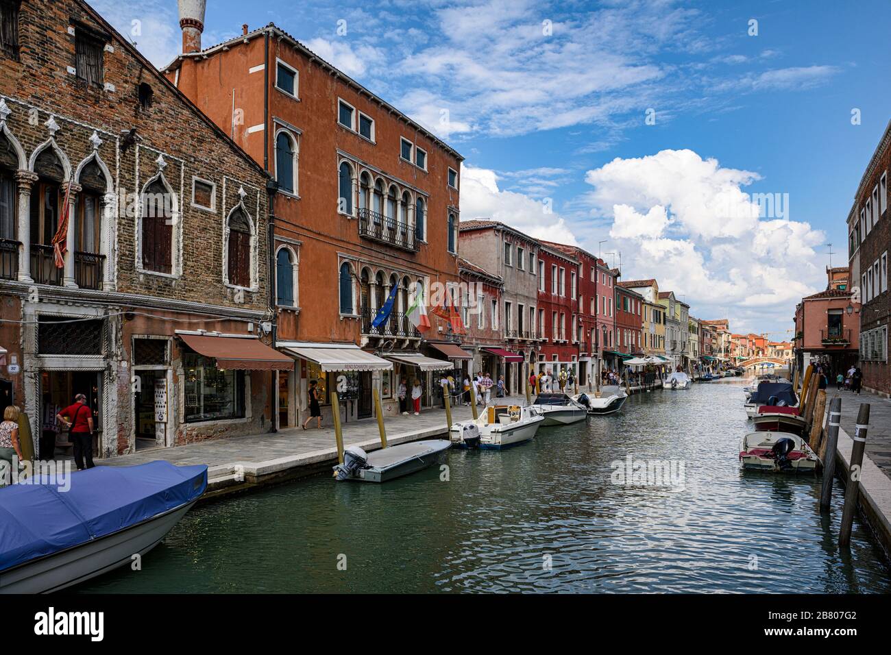 Menschen, die auf einer der Straßen in Murano spazieren Stockfoto Menschen, die auf einer der Straßen in Murano spazieren Stockfoto