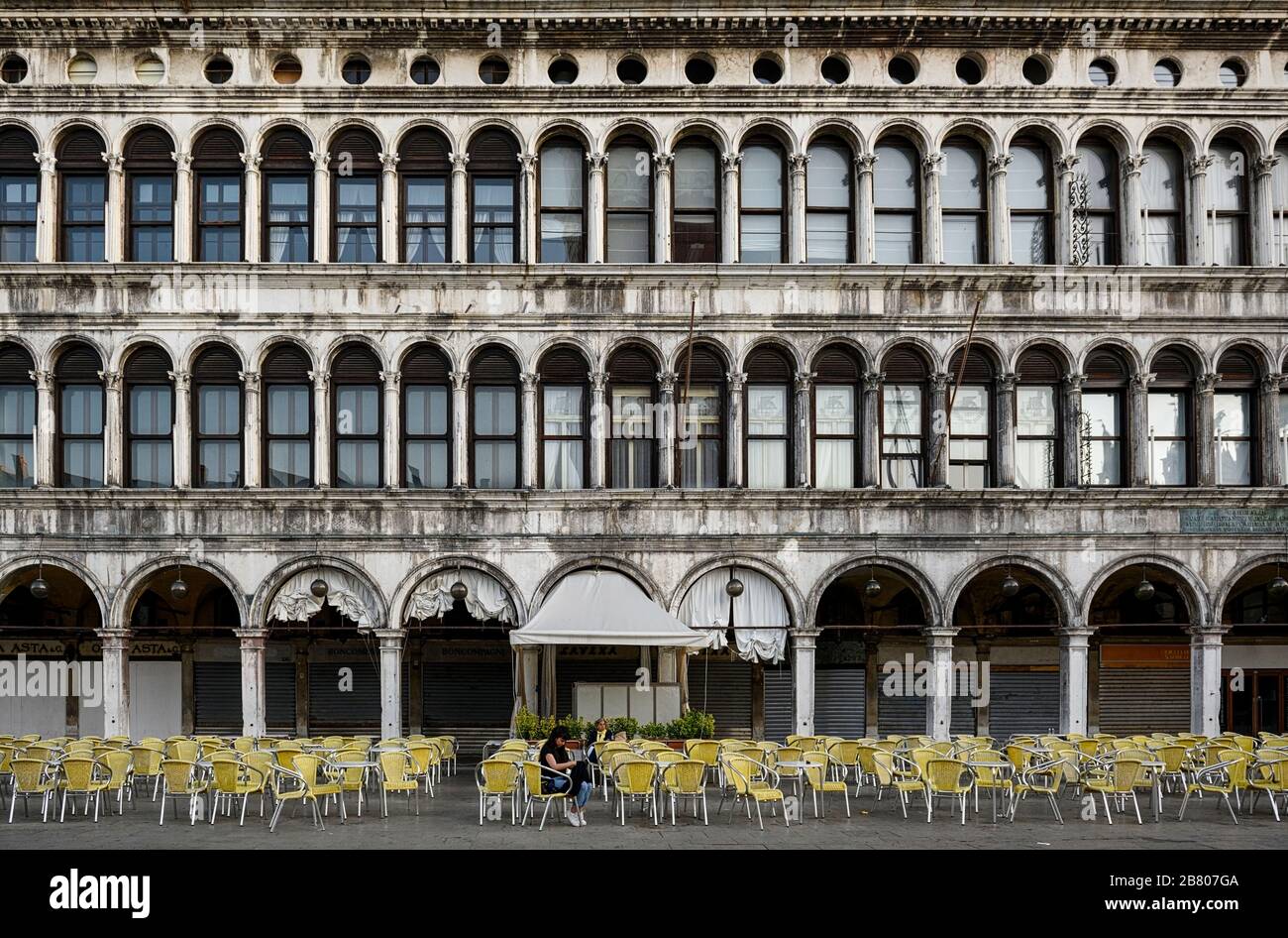 Frauen sitzen auf der Piazza von San Marco Stockfoto