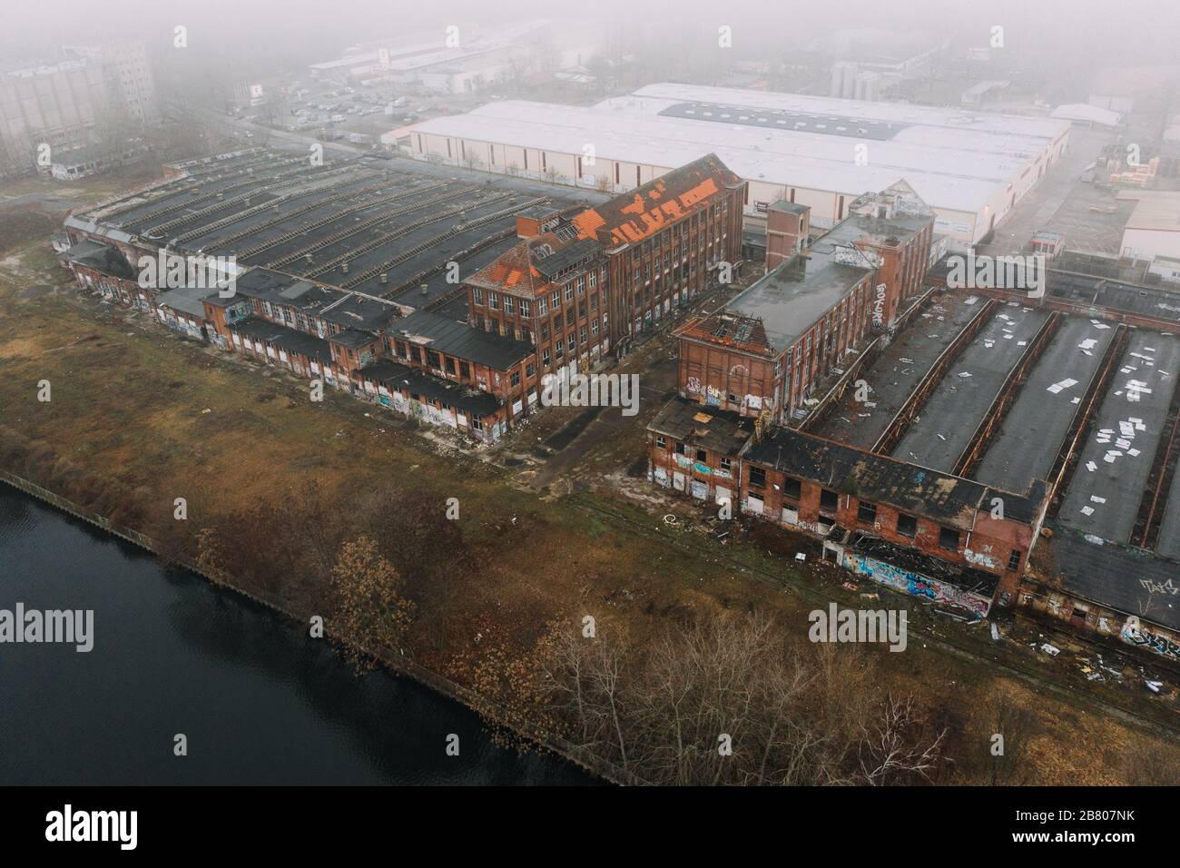 Verlassene alte Industriegebäude in nebelig bewölktem Wetter Stockfoto