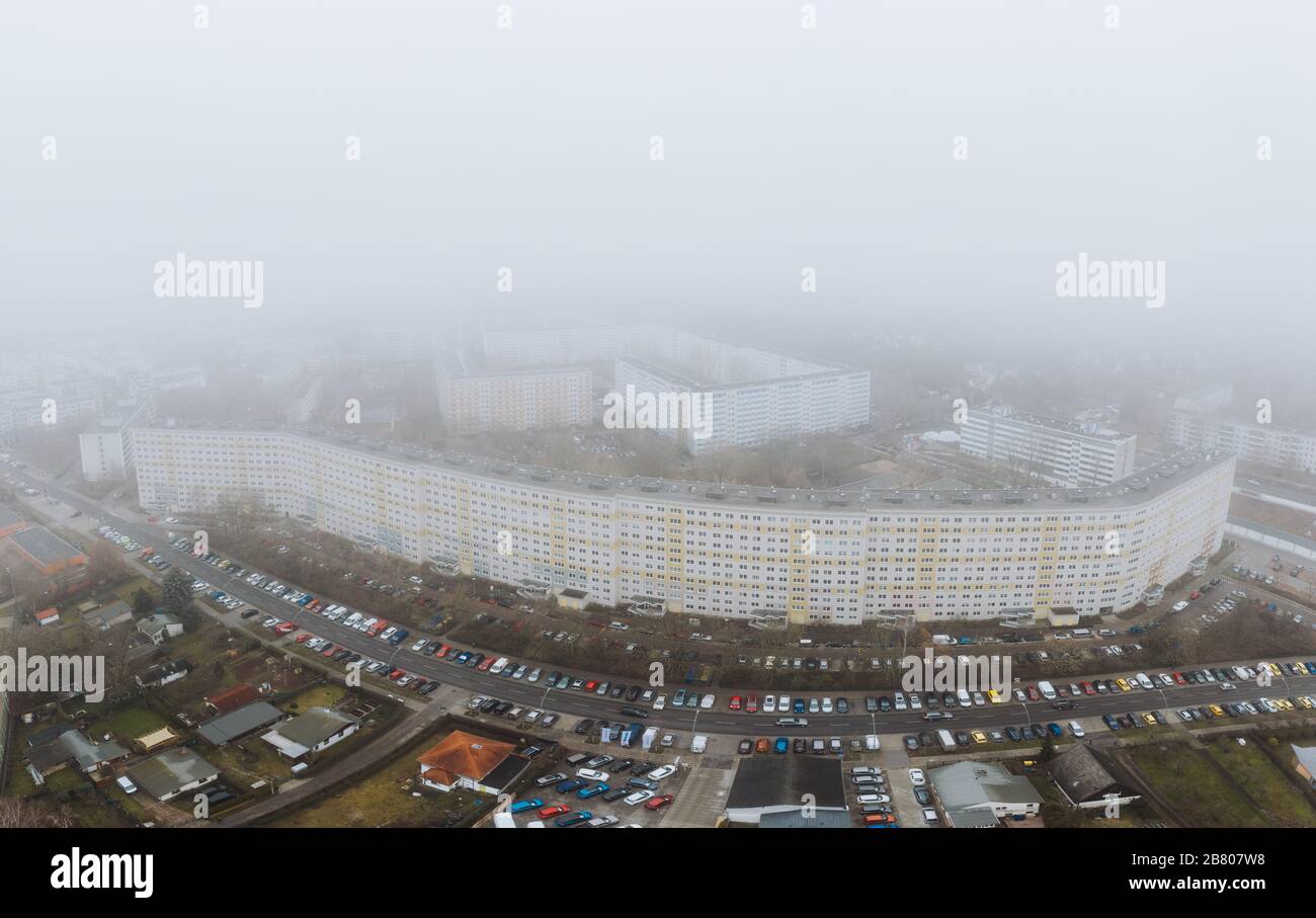 Weitwinkel-Luftdrone von Berlin-Treptow-Kopenhagen erschossen Stockfoto