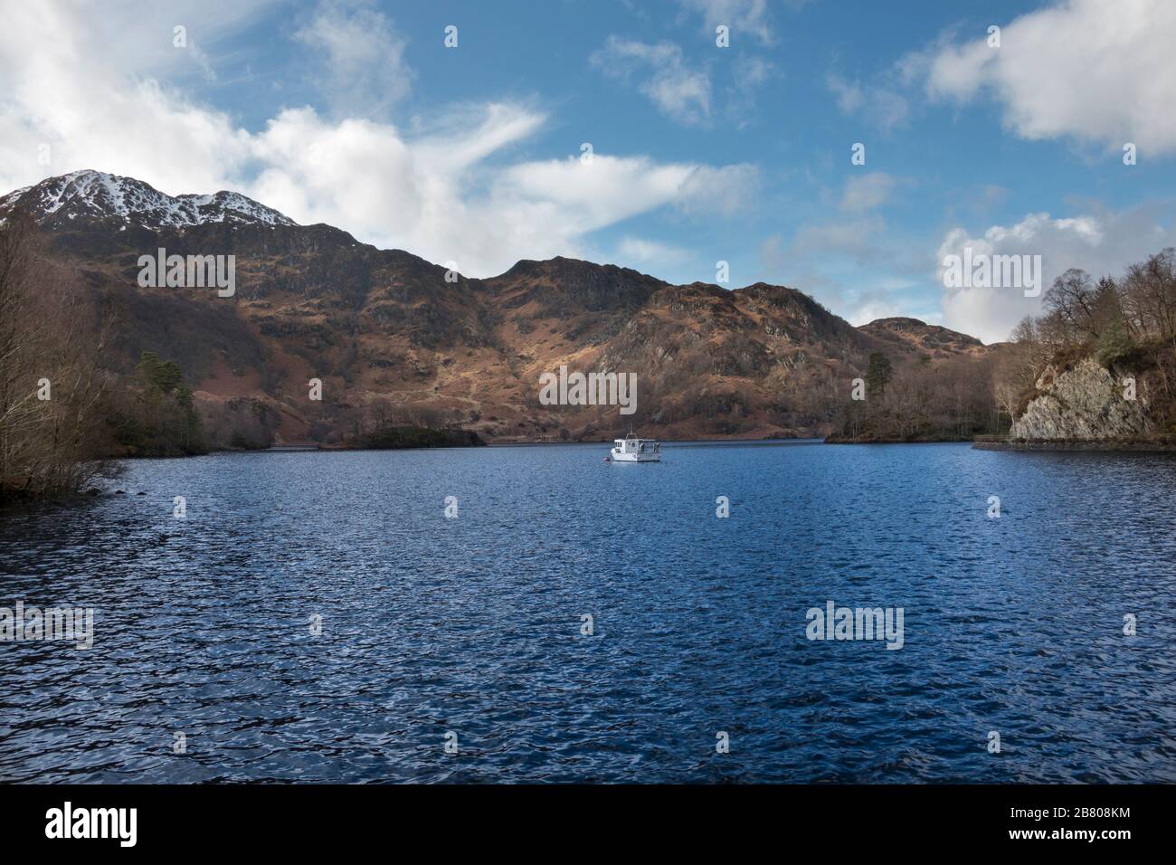 Loch Katrine ist ein Süßwasserloch und eine landschaftlich reizvolle Attraktion im Gebiet Trossachs der schottischen Highlands. Stockfoto