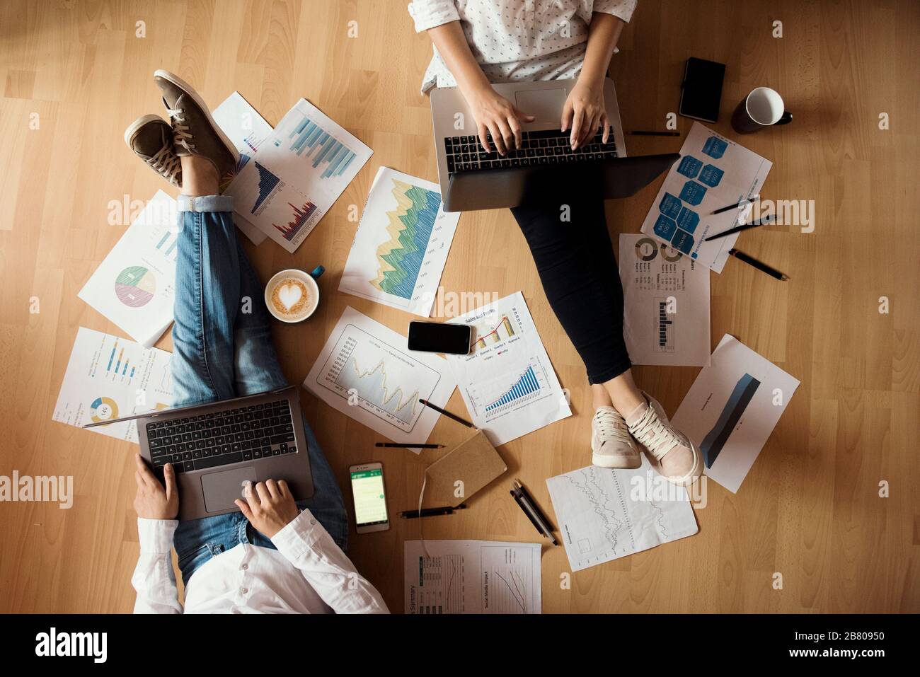 Kreativer Heimarbeitplatz - Heimarbeit - zwei Personen Stockfoto