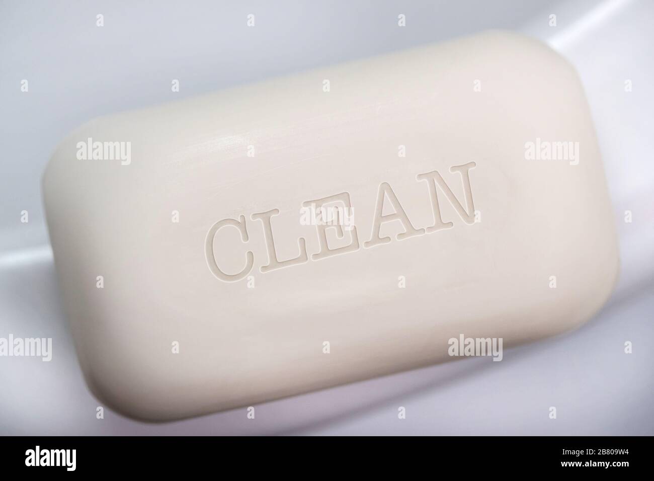 Eine Seifenleiste mit dem Wort "sauber" Stockfoto