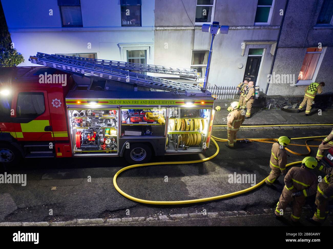 Feuerwehr und Rettungsdienst der Insel man nehmen an einem Brand eines Elektrohauses in einer schmalen Straße in Douglas, Insel man Teil Stockfoto