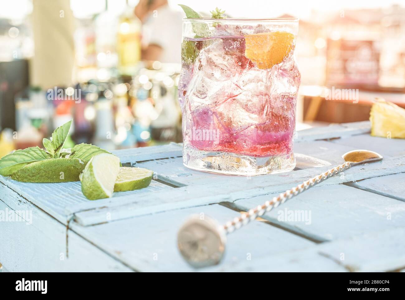 Beeren mojito Cocktail an der blauen Holzbar Theke - Tropical, Drinks, Party und Konzept - Fokus auf Glas Stockfoto