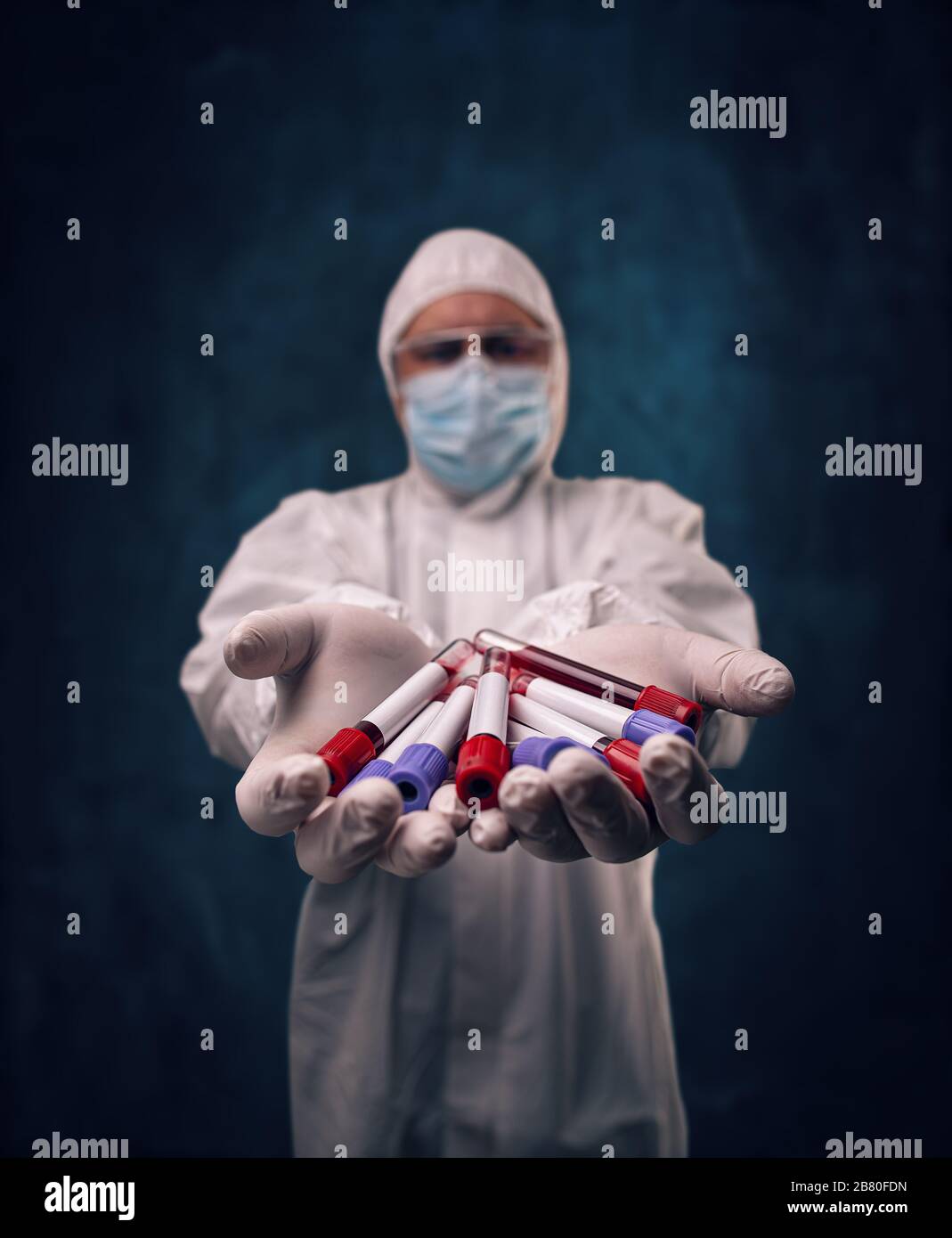 Blutprobe im Probenröhrchen in der Hand des Wissenschaftlers Stockfoto