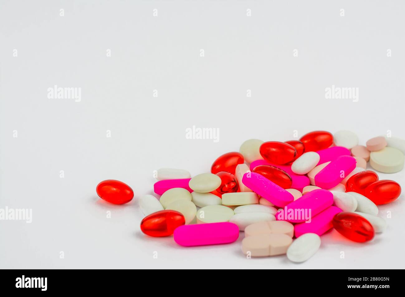 Tabletten auf weißem Hintergrund Stockfoto
