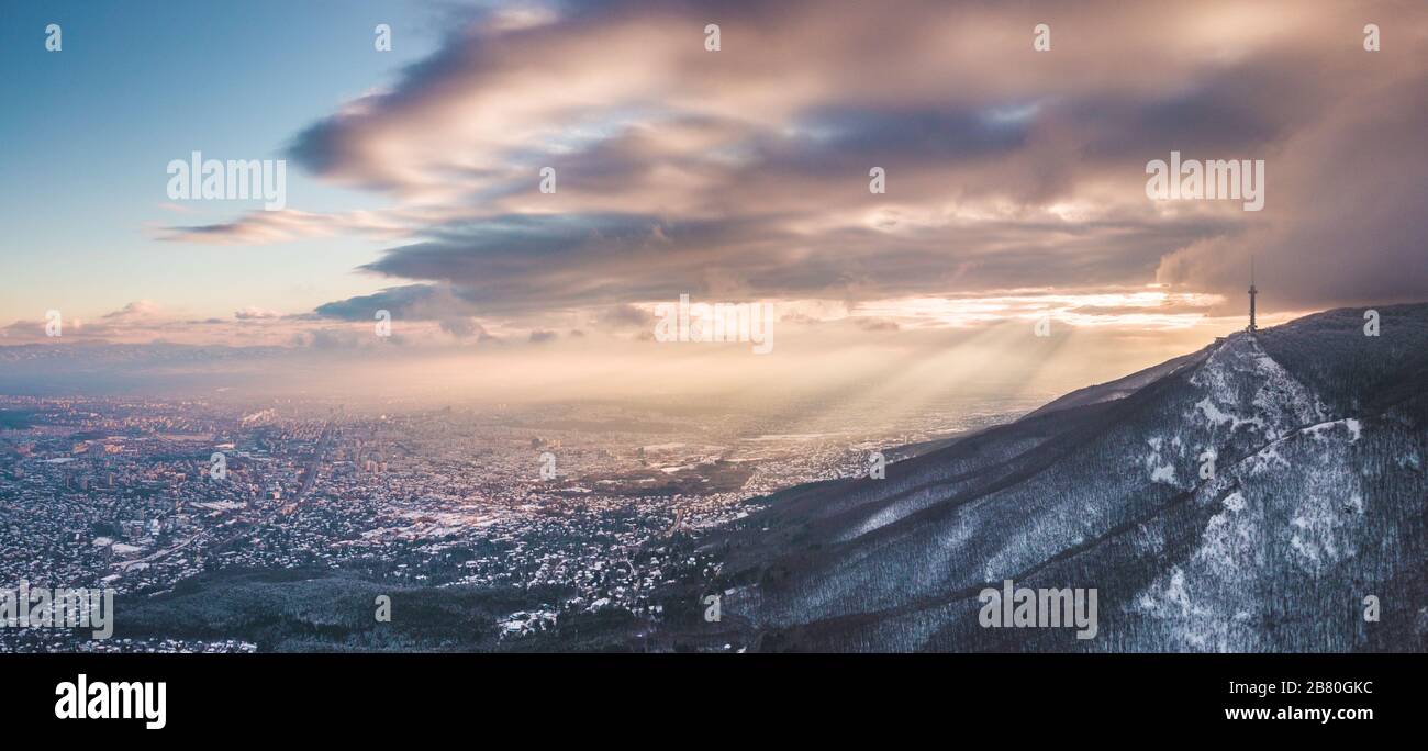 Schöne, tiefgefrorene urbane Winterlandschaft - erstaunlicher Dronschuss - Vitosha-Berg, Sofia, Bulgarien - März 2020 Stockfoto