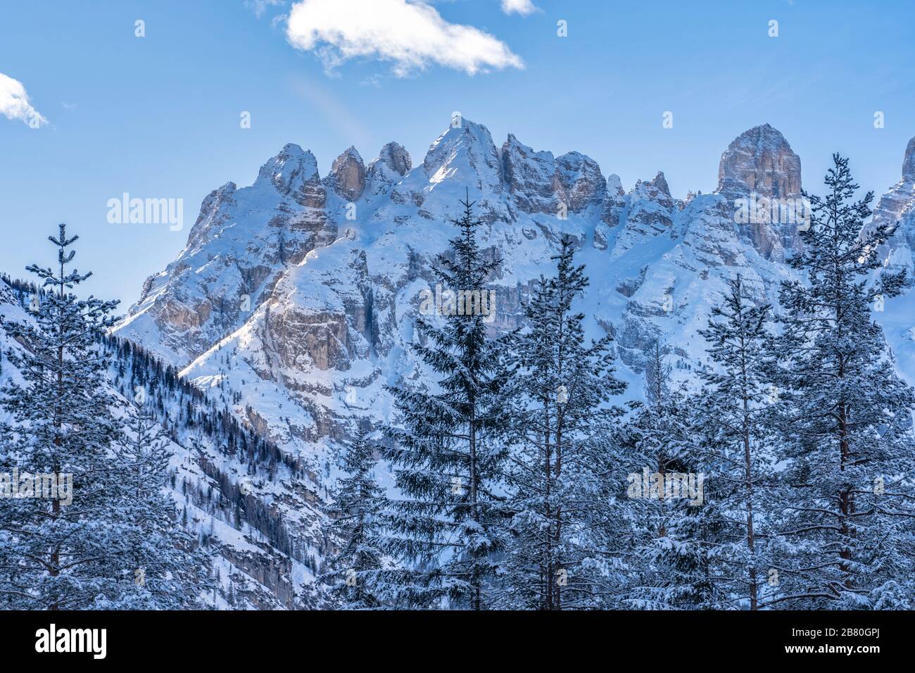 Winter-Berglandschaft mit dem Monte Cristallo in den drei Gipfeln der Region der Dolmen bei Toblach und Innichen, Südtirol, Italien, Landschaftsfotografie Stockfoto