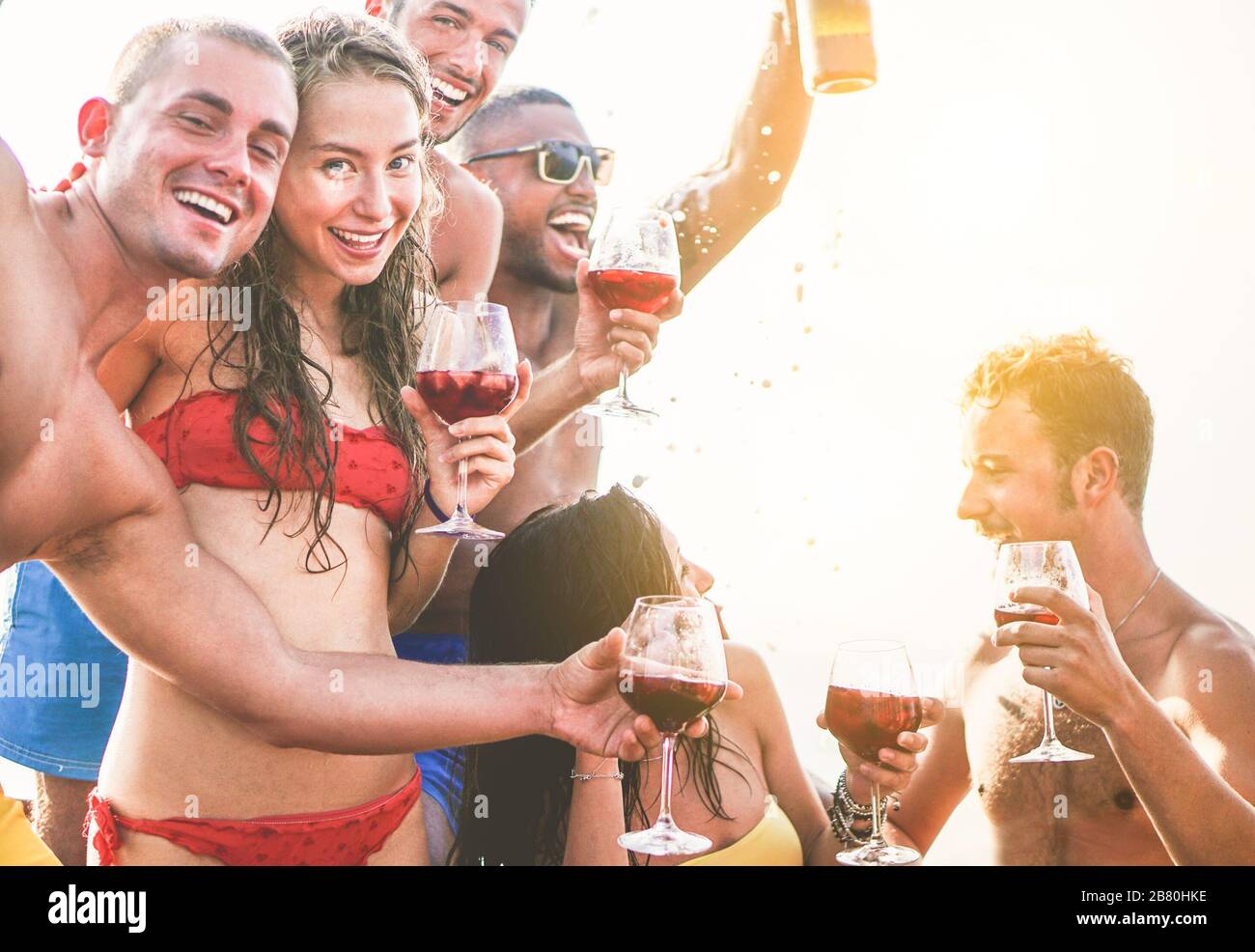 Fröhliche Freunde machen Bootsfeier im Freien mit Sangria und Champagner - junge Leute toben Eiswein und feiern Sommerferien - Freundschaftskonce Stockfoto