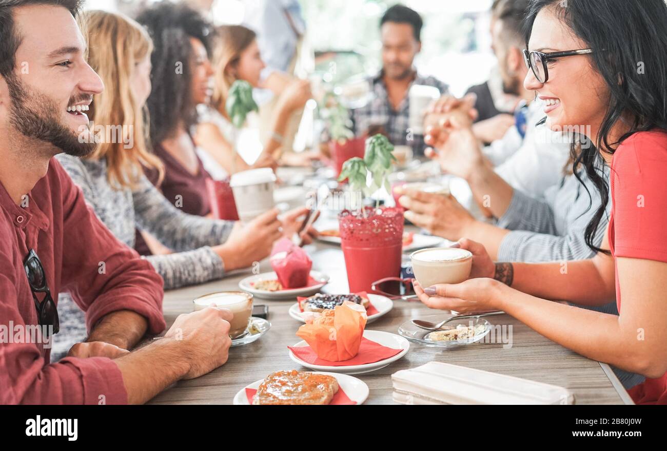 Gruppe glücklicher Freunde, die Kaffee und Cappuccino in der Vintage-Bar trinken - junge Studenten, die zum Frühstück essen und sprechen - Freundschaft, Trend und F. Stockfoto