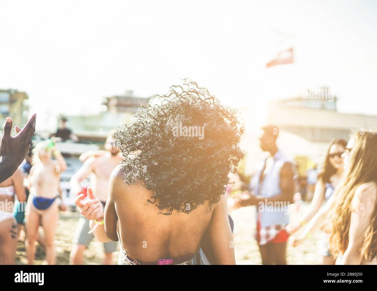 Junge Leute tanzen im Sommer auf Strandparty - diverse Kulturfreunde haben Spaß im Freien - Musik- und Unterhaltungstrends Konzept - Schwerpunkt auf bl Stockfoto