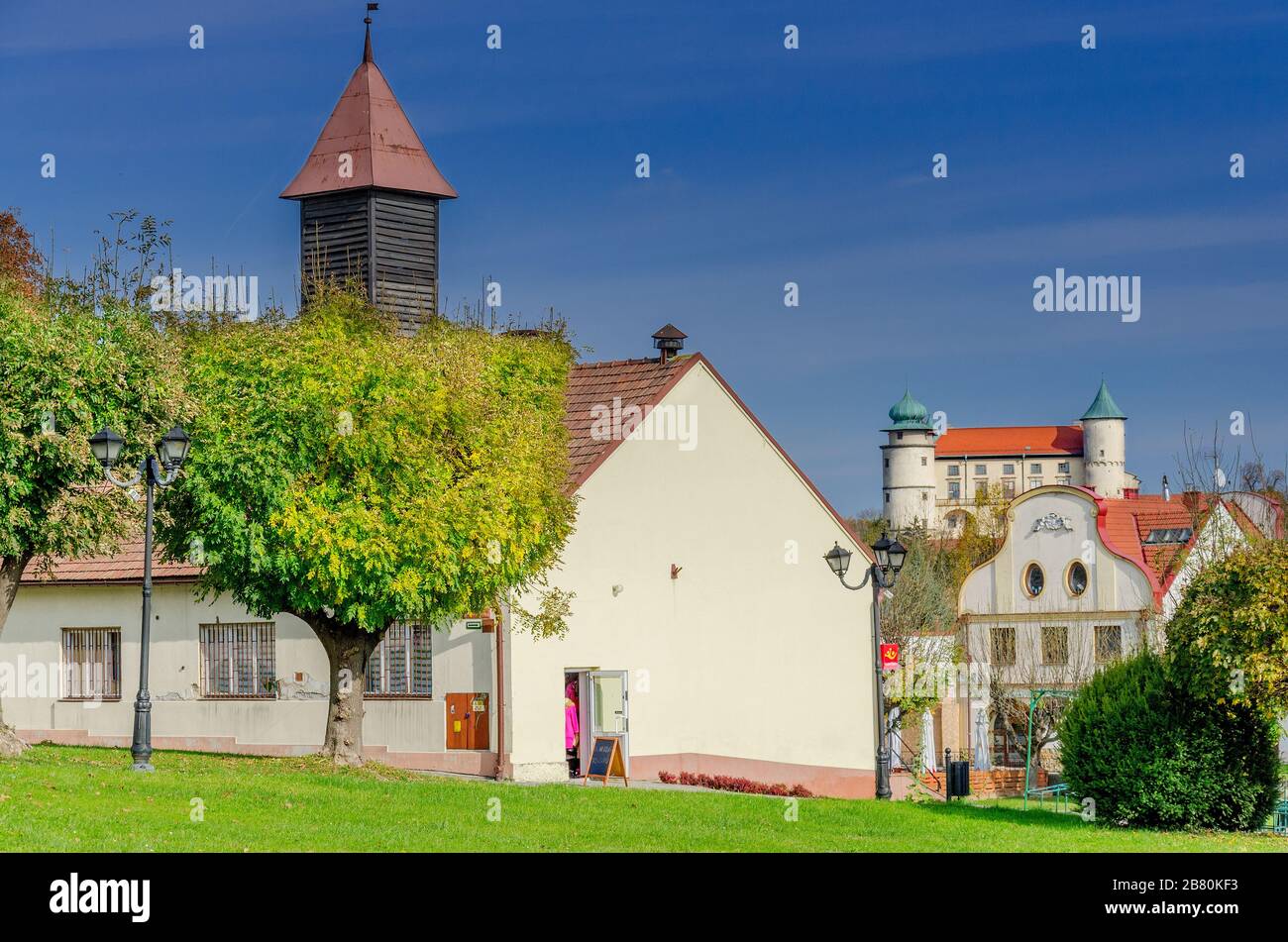 Blick auf die Burg Wisnicz vom Zentrum der Stadt Nowy Wiśnicz. Provinz Kleinpolen. Stockfoto